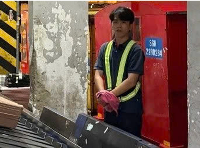 Nhân viên sân bay lục lọi hành lý của khách tr:ộm 50 triệu đồng