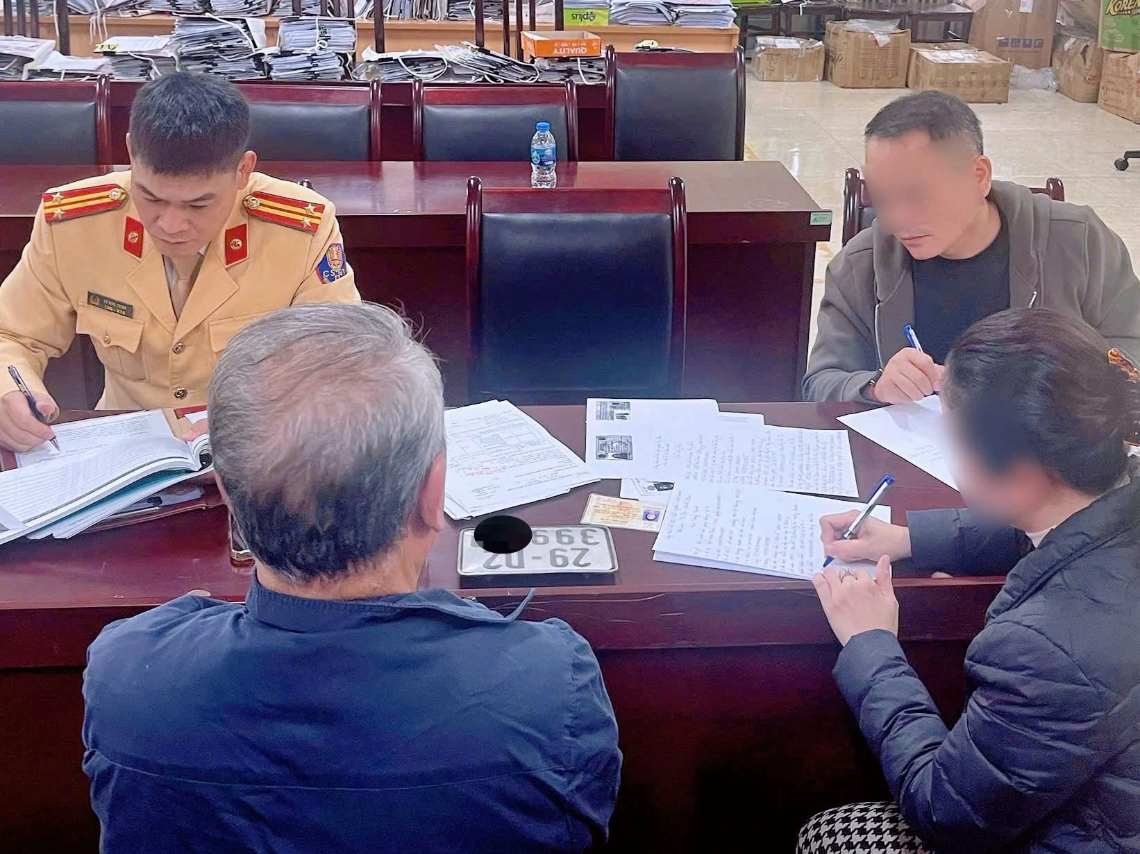 Vụ hai xe máy gắn biển số “song sinh”: Xử phạt nữ tài xế mua biển giả