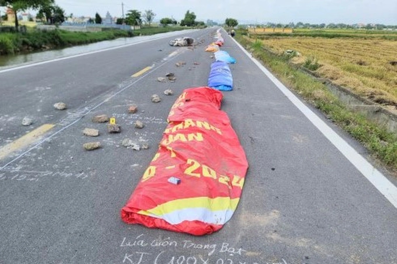 Khởi tố một phụ nữ chặn đường phơi thóc khiến người đi đường tử nạn