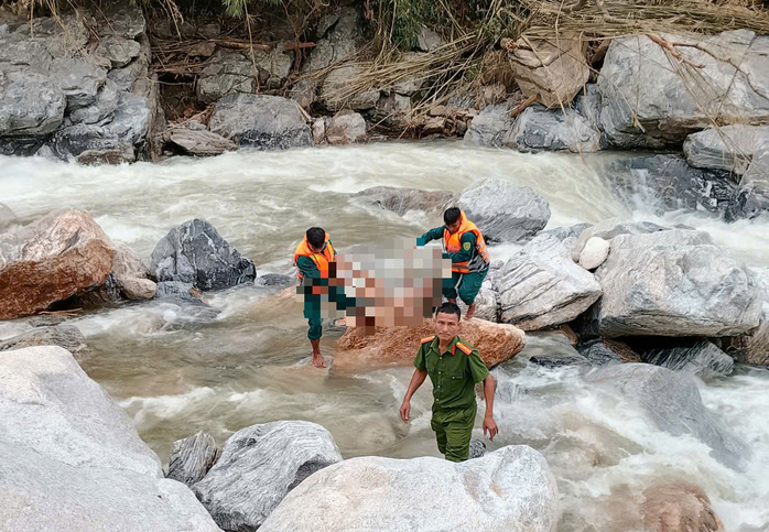 Nước lớn đột ngột đổ về, 5 em nhỏ tắm sông bị cuốn trôi