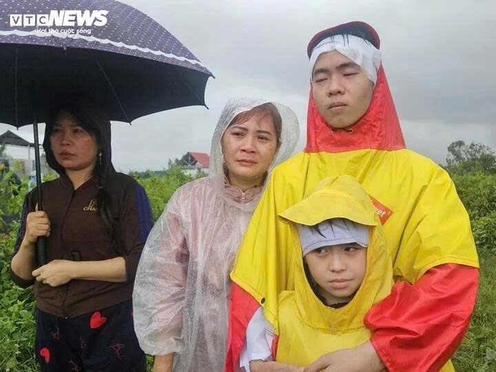 Đau lòng lễ tang hai vợ chồng bị nước lũ cuốn trôi khi chở con đi chạy lũ