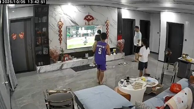 Cãi nhau với vợ, chồng lôi con riêng của vợ ra trút giận, camera giám sát ghi lại cảnh tượng phẫn nộ