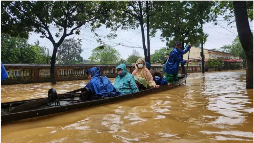 Lũ lụt miền Trung vẫn phức tạp, biển Đông sắp đón bão số 13