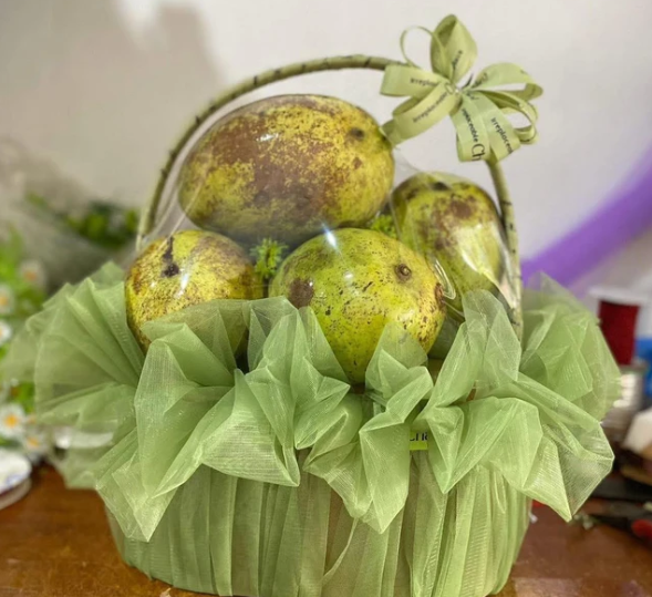 Giỏ trái cây tặng cô giáo nhân ngày 20/11 khiến mạng cả xã hội thắc mắc: Đã tìm ra chủ nhân và lý do