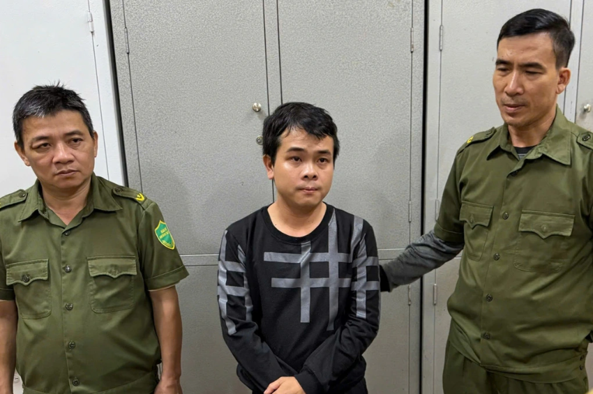 Đưa con đến trường, bố “tranh thủ” giật dây chuyền vàng của cháu bé lớp 1