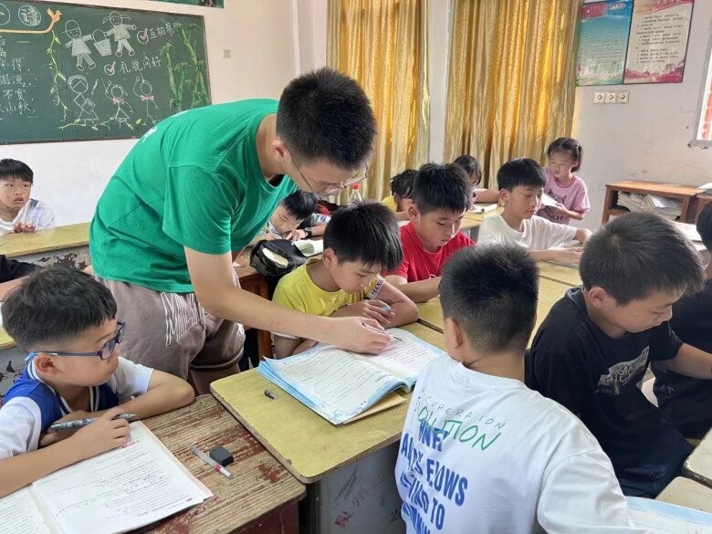 “Tổng số tuổi của bố và con gái là 100. Bố 50 tuổi. Con bao nhiêu tuổi?”, học sinh trả lời là 50 bị cô gạch sai