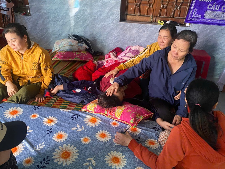 Gửi hai con cho ngoại để vào TP.HCM chạy Grab, làm thuê, khi về nhà thì con đã không còn