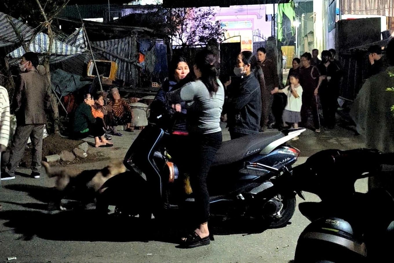 Hơn 100 người xuyên đêm tìm kiếm bé trai 6 tuổi